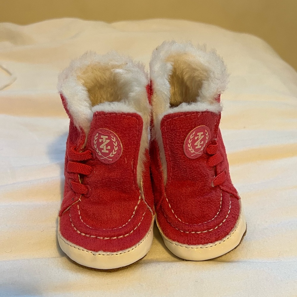 Izod baby boots with the fur 💕